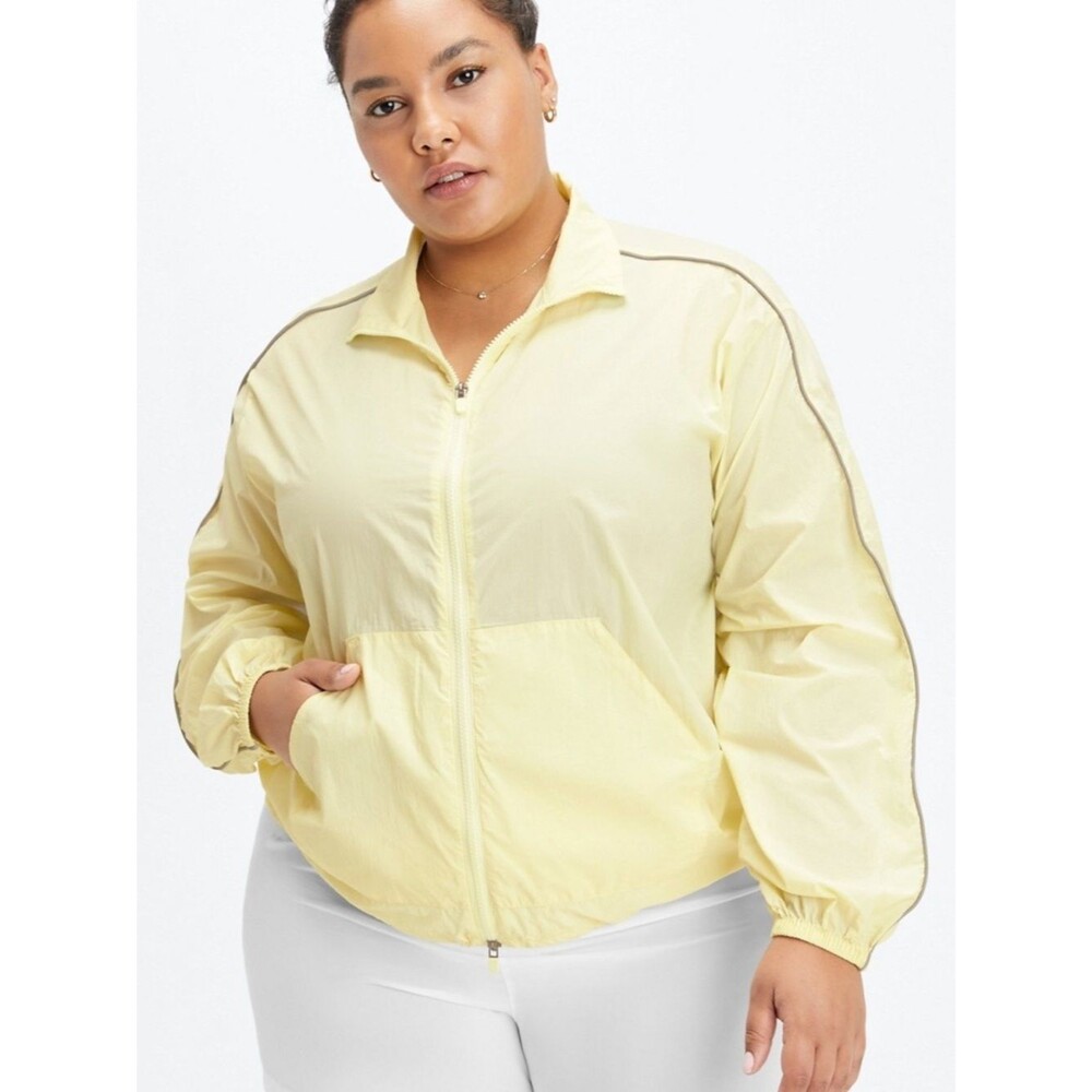 Fabletics Oversized Flyweight Windbreaker | Light Pear/Bright White | 4X